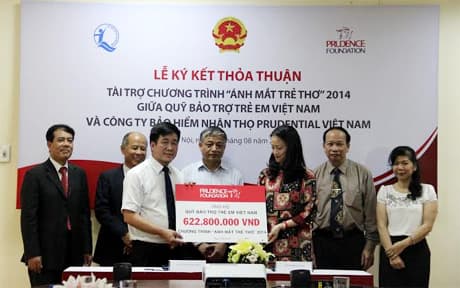 Prudential Việt Nam tài trợ phẫu thuật mắt miễn phí cho 200 trẻ em