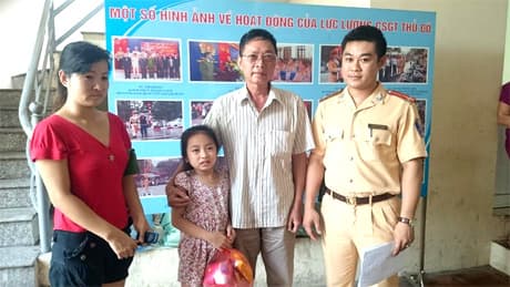 Cảnh sát giao thông kịp thời giúp cháu bé 8 tuổi bị lạc về với gia đình