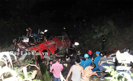 Xe khách lao xuống vực: 12 người tử vong, hơn 30 người đang cấp cứu