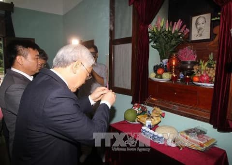 Tổng Bí thư Nguyễn Phú Trọng dâng hương tưởng niệm Bác Hồ