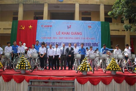 Chương trình trao tặng xe đạp “Canon- Nâng bước chân em đến trường”