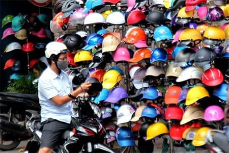Cấm lưu thông nhiều loại mũ bảo hiểm giả mạo hợp quy