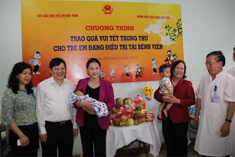 Đồng chí Nguyễn Thị Kim Ngân tặng quà trẻ em đang điều trị tại BV Việt Đức