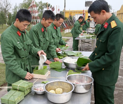 Sôi nổi thi gói bánh chưng ở Trung đoàn 8