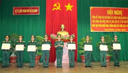 Khen thưởng các tập thể, cá nhân tham gia diễu binh, diễu hành Kỷ niệm 40 năm giải phóng miền Nam