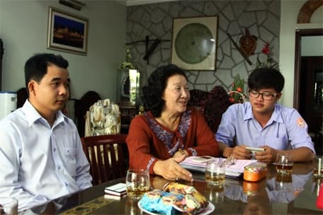 "Má Ngọc" với Quỹ học bổng "1&1"