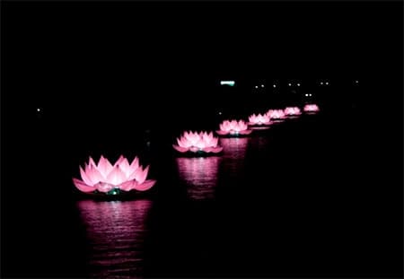 Lễ thắp sáng 7 đóa sen trên sông Hương