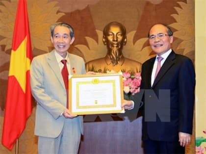 Đảng bộ Cơ quan Văn phòng Quốc hội trao tặng Huy hiệu 50 năm tuổi Đảng