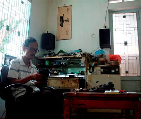 “Xuyên Đói”-người thợ già sửa máy ảnh ở cố đô Huế