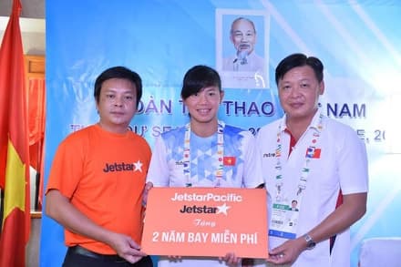 Jetstar Pacific miễn phí bay cho kình ngư Ánh Viên và bố mẹ trong 2 năm