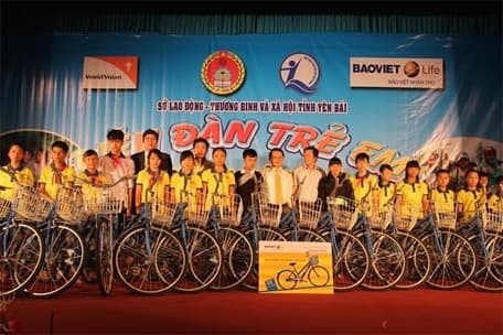 Trao tặng Học bổng "An sinh giáo dục  - Cùng em đến trường” tại Yên Bái