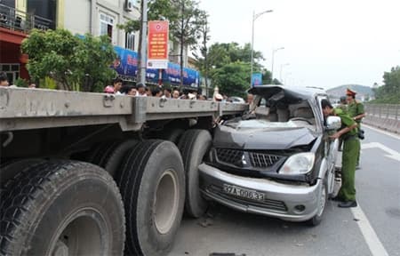 Thanh Hóa: Xe 7 chỗ đâm xe đầu kéo, 7 người thương vong