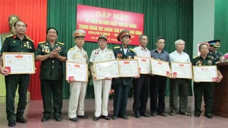 Gặp mặt truyền thống Trung đoàn Tên lửa 282