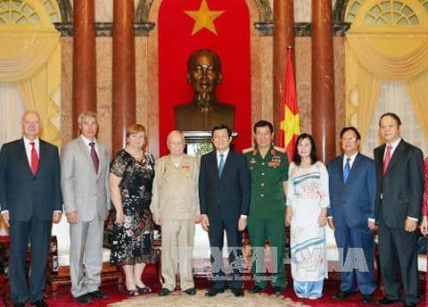 Chủ tịch nước tiếp thân mật nhà du hành vũ trụ Liên Xô Vích-to Va-xi-li-ê-vích Go-rơ-bát-cô