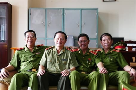 Những người anh hùng trong lòng dân