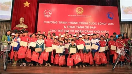 “Hành trình cuộc sống” hỗ trợ học sinh có hoàn cảnh khó khăn
