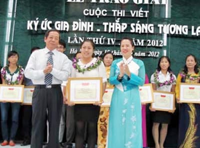 Trao giải cuộc thi viết “Ký ức gia đình – Thắp sáng tương lai”