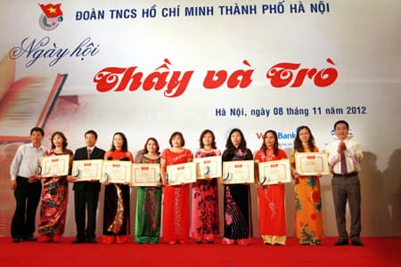 Vinh danh 30 nhà giáo có nhiều đóng góp trong công tác đoàn