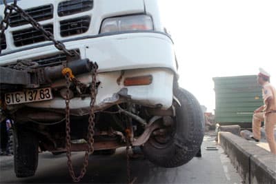 Tài xế ngủ gật, xe container leo dải phân cách