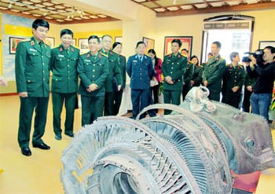 Hoạt động kỷ niệm 40 năm Chiến thắng "Hà Nội - Điện Biên Phủ trên không"