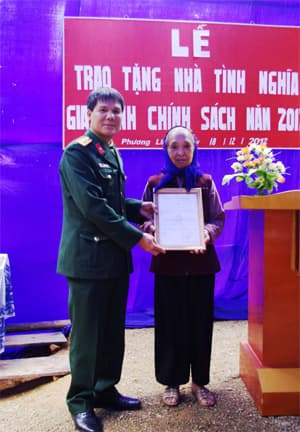 Trao nhà tình nghĩa tặng đối tượng chính sách