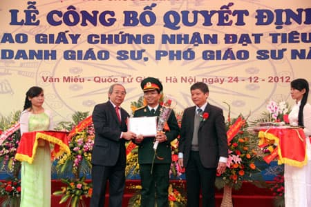 469 giáo sư, phó giáo sư nhận quyết định công nhận chức danh