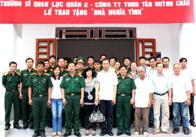 Trường Đại học Nguyễn Huệ: Trao tặng nhà nghĩa tình đồng đội