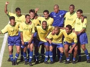 Roberto Carlos, Cafu và Bebeto đá bóng ở Myanmar