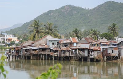 Xóm “nhà chồ” giữa phố biển