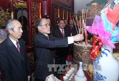 "Để non sông gấm vóc mãi rạng rỡ..."