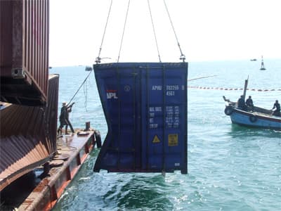 17 container đã được trục vớt, lai dắt vào bờ