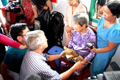 Cựu binh Ô-xtrây-li-a trao lại kỷ vật cho Mẹ liệt sĩ Việt Nam
