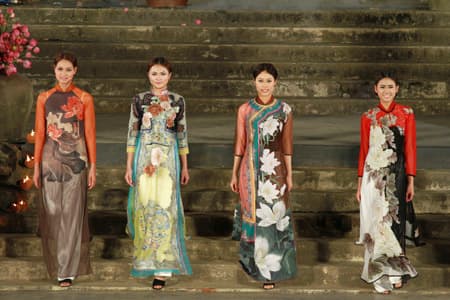 Mềm mại tà áo dài bên dòng Hương