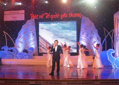 Kiều bào hướng về biển, đảo quê hương