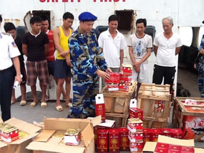Bắt giữ hàng cấm và hàng lậu