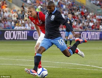 Đội tuyển Anh giành chiến thắng đầu tiên dưới thời HLV Roy Hodgson