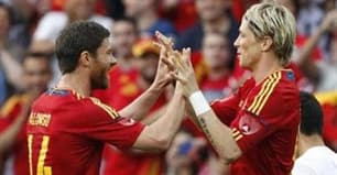 Giao hữu trước Euro: Tây Ban Nha và Hà Lan cùng thắng, Sneijder chấn thương