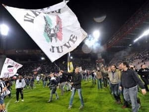 Thua derby, AC Milan "dâng" Scudetto cho Juventus