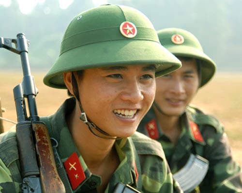 Trên bãi tập Trung đoàn 98