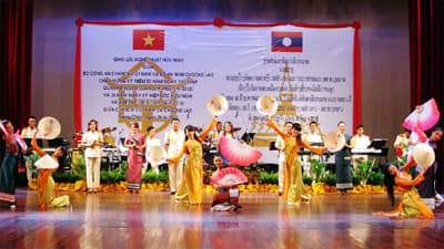 Giao lưu nghệ thuật Việt Nam và Lào