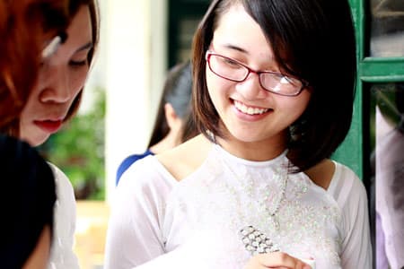 Cận cảnh giám thị “nhắc bài” thí sinh
