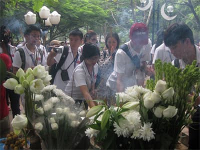 Thanh, thiếu niên kiều bào bên mộ chị Sáu anh hùng