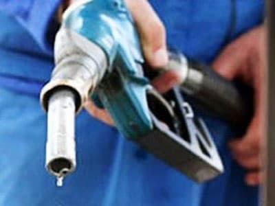 Giá xăng tăng tiếp 900 đồng/lít