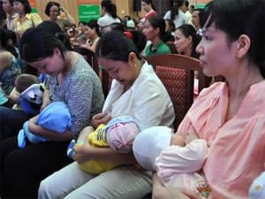 Khởi động Tuần lễ Thế giới nuôi con bằng sữa mẹ