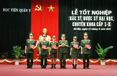 Học viện Quân y trao bằng cho 587 học viên
