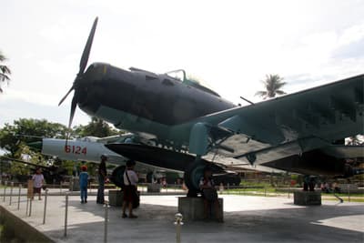 Trưng bày 2 máy bay quân sự Mig 21 và AD 6