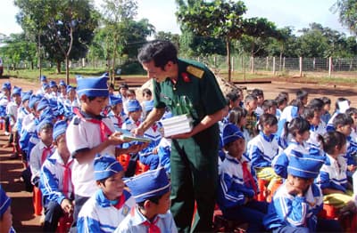 Trao học bổng “tiếp sức đến trường” cho học sinh vùng biên giới