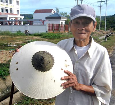 Cụ già có chiếc nón cổ