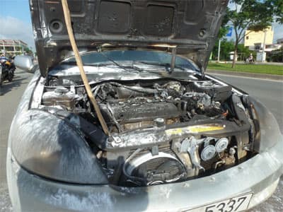 Xe 4 chỗ bốc cháy trên đường Võ Văn Kiệt