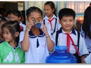 Tặng hệ thống lọc nước diệt khuẩn cho 9 trường học